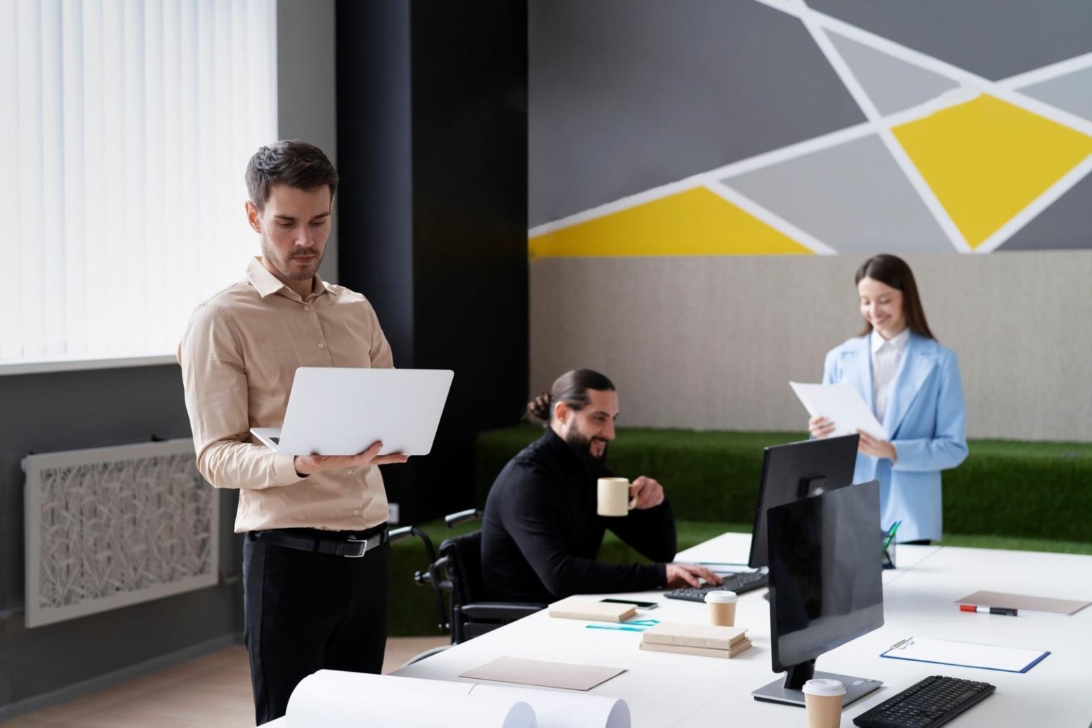 Équipe collaborant sur des analyses financières dans un bureau moderne